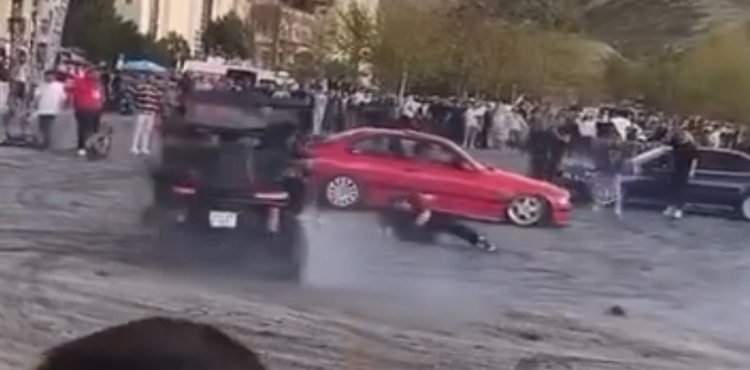 Fuarda otomobil ile drift atan sürücü görevliye çarptı O anlar kamerada