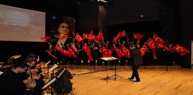 Kütahya’da Türkülerimizde Değerler konseri sanatseverlerden tam not aldı?v=1