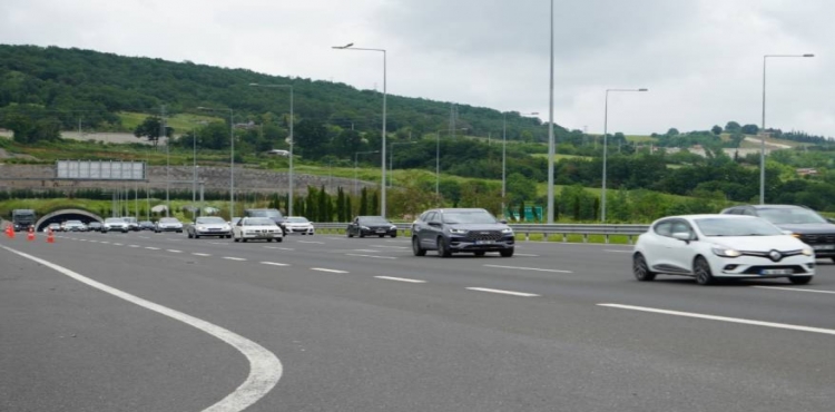 TEM Otoyolu’nda yüzde 40, Kuzey Marmara ise yüzde 70’lere varan trafik yoğunluğu var?v=1