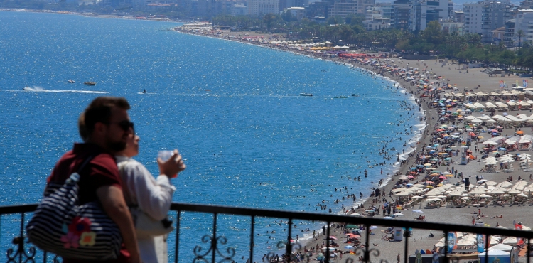 Bayramın son gününde tatilciler Konyaaltı Sahili’ne akın etti?v=1