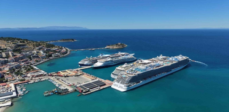 Kuşadası’na 4 Kruvaziyer ile 9 Bin Turist Geldi?v=1