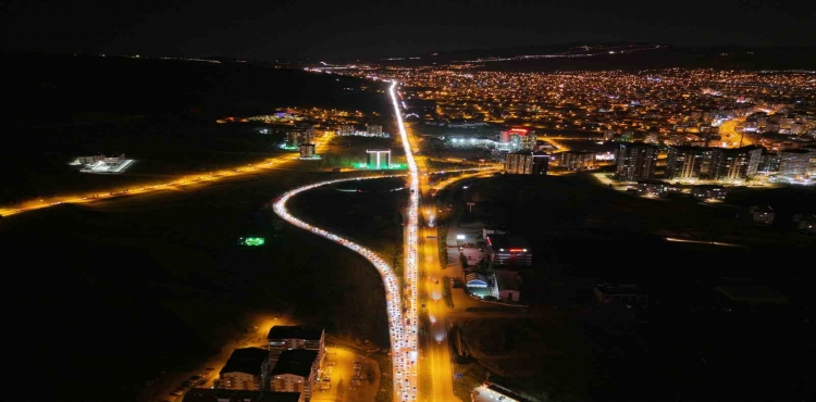 Tatilciler Dönüş Yolunda 43 İlin Geçiş Noktasında Kilometrelerce Kuyruk?v=1