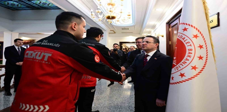 Bakan Gürlek, Birim Amirleri, Bakanlık ve HSK Personeliyle Bayramlaşt?v=1
