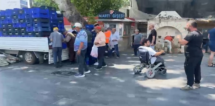 Halde Alıcı Bulamadığı 4 Ton Domatesi Vatandaşlara Ücretsiz Dağıttı?v=1