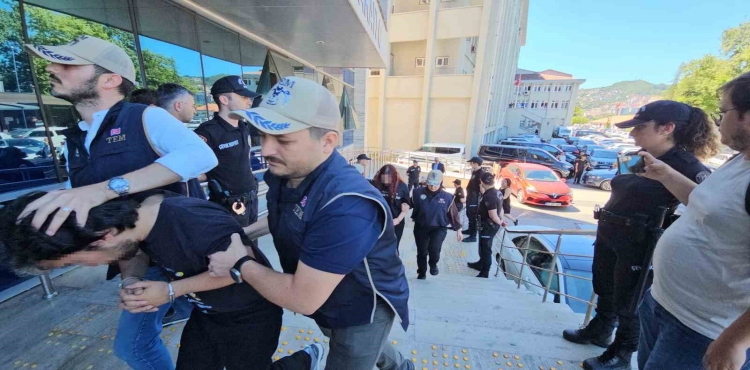 Terör Örgütü Operasyonunda Gözaltına Alınan 4 Öğrenciden 3’ü Tutuklandı