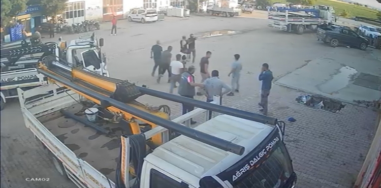 Yumruk, Tokat ve Tekmelerin Havada Uçuştuğu Kavga?v=1