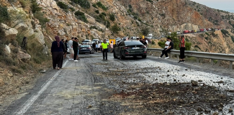 Yola Akan Mazot Zincirleme Kazaya Neden Oldu, 4 Araç Birbirine Girdi?v=1
