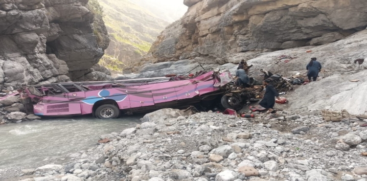 Pakistan'da Yolcu Otobüsü Dev Çukura Uçtu 40 Ölü?v=1