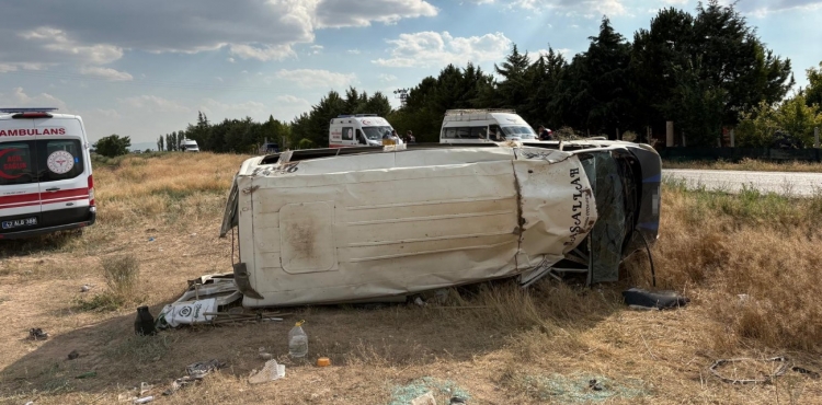 Tarım işçilerini taşıyan minibüs devrildi: 17 yaralı?v=1