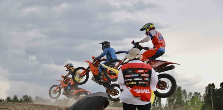 Türkiye sınırları içindeki en yüksek rakımlı enduro yarışı Ağrı’da start aldı?v=1