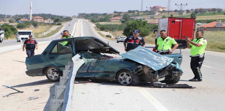 Tofaş Bariyerlere Ok Gibi Saplandı 1 Yaralı?v=1