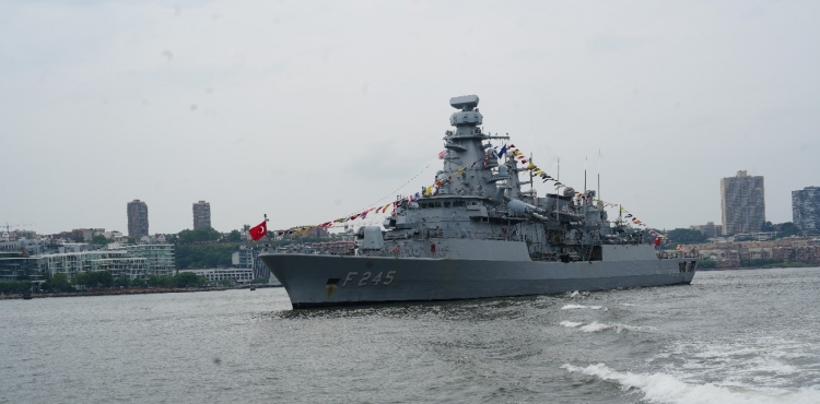 Türk Donanmasından Atlantik'in Ötesinde Güç Gösterisi TCG Oruçreis New York'ta?v=1