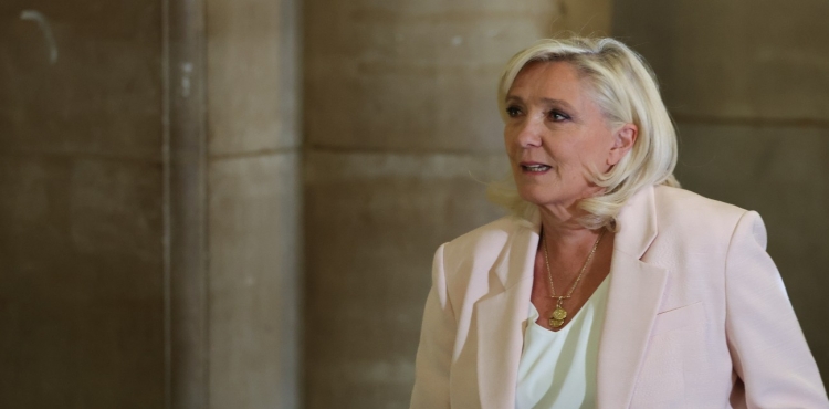 Fransa’da Marine Le Pen’e 3 yıl hapis ve 45 ay siyasi yasak?v=1