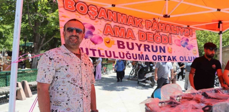 Vatandaşa Lokma Dağıtarak Boşanmasını Kutladı		?v=1