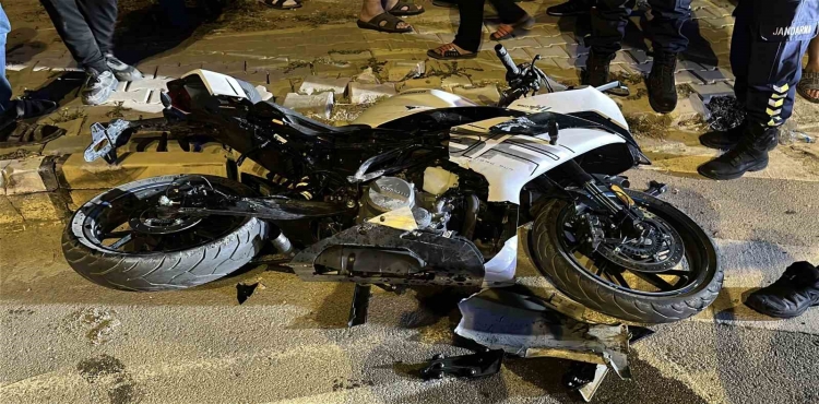 Konya yolunda otomobil ile motosiklet çarpıştı! 2 çocuk ağır yaralı