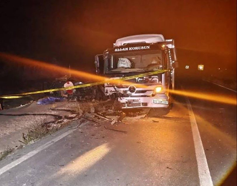 Kamyon İle Otomobil Kafa Kafaya Çarpıştı: 1 Ölü, 1 Yaralı