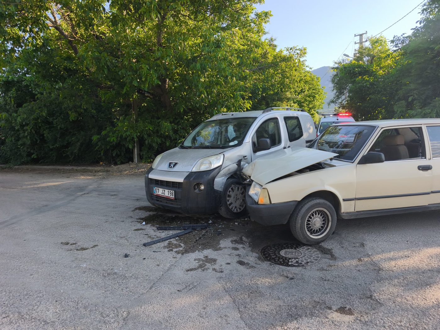 Konya'da Hafif Ticari Araç Otomobille Çarpıştı 4 Yaralı