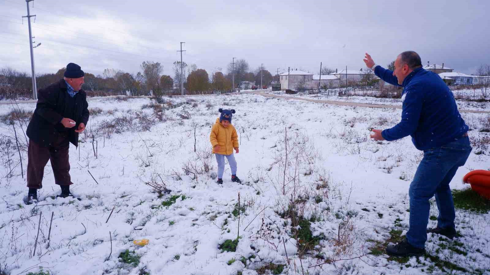 Edirne’de kar yağışı kartpostallık görüntüler oluşturdu
