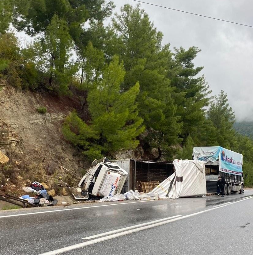 Akseki-Manavgat yolunda kamyon devrildi: 1 yaralı

