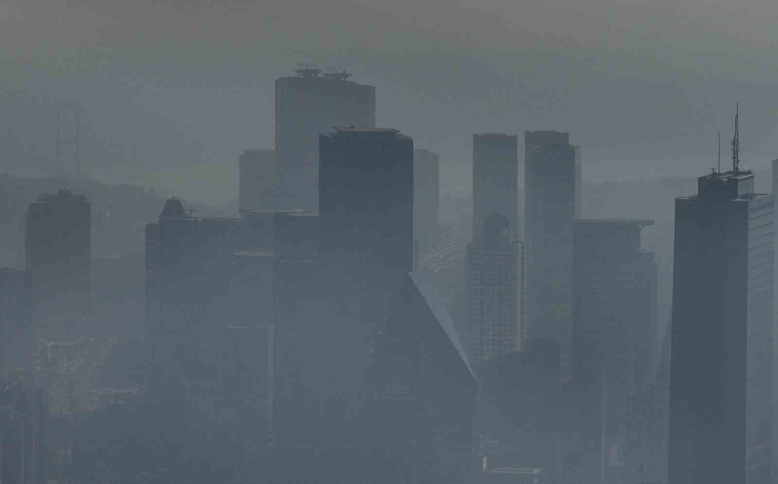 Puslu hava İstanbul’u sardı: Adeta tabloya dönüşen kent havadan görüntülendi
