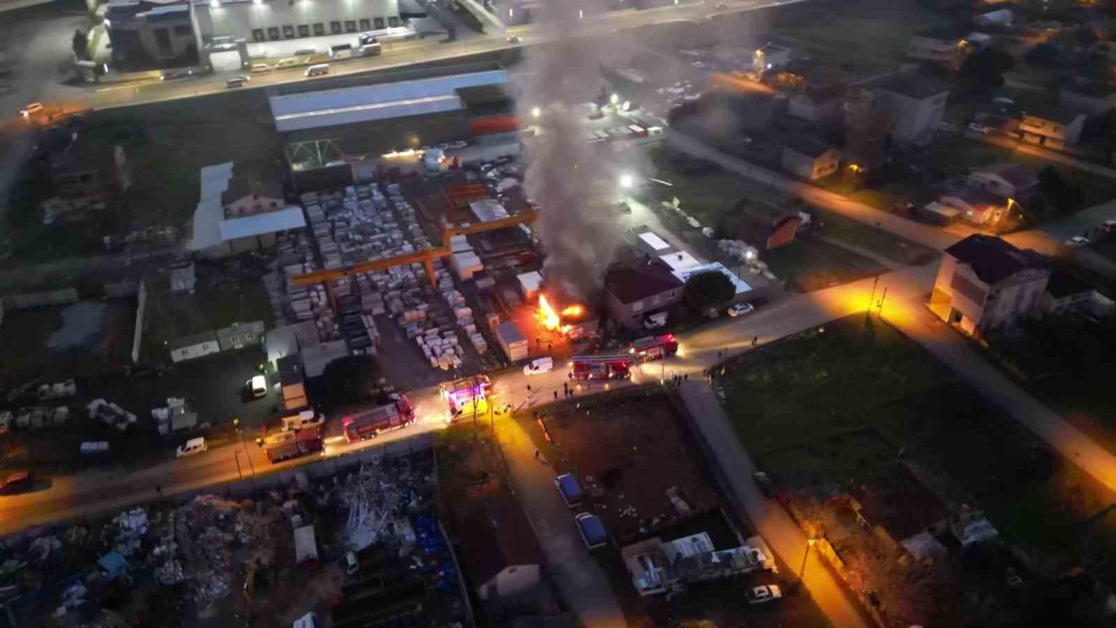 Sultanbeyli’de 3 işçinin hayatını kaybettiği yangın havadan görüntülendi
