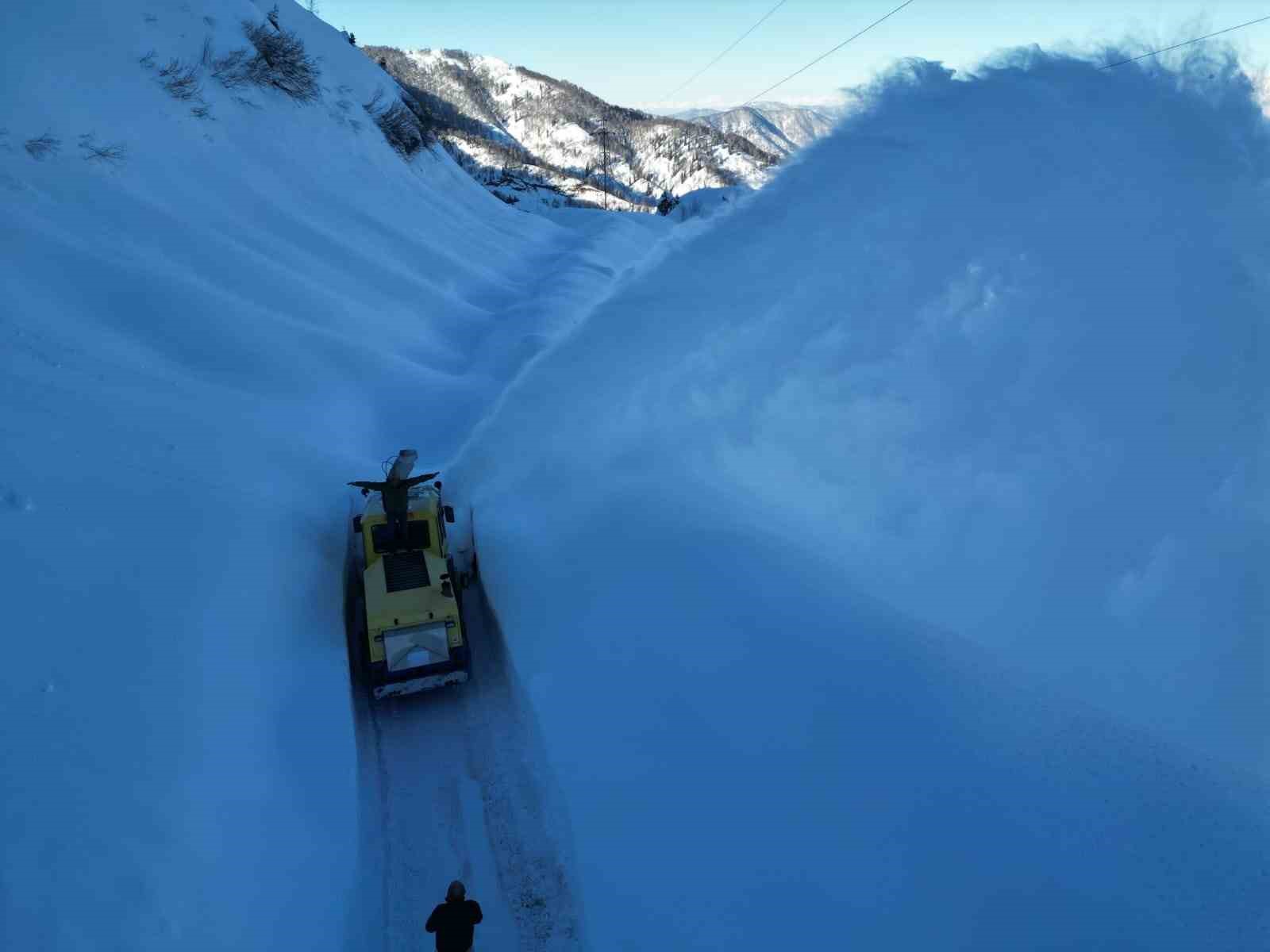 Artvin Camili bölgesinde karla mücadele çalışmaları havadan görüntülendi
