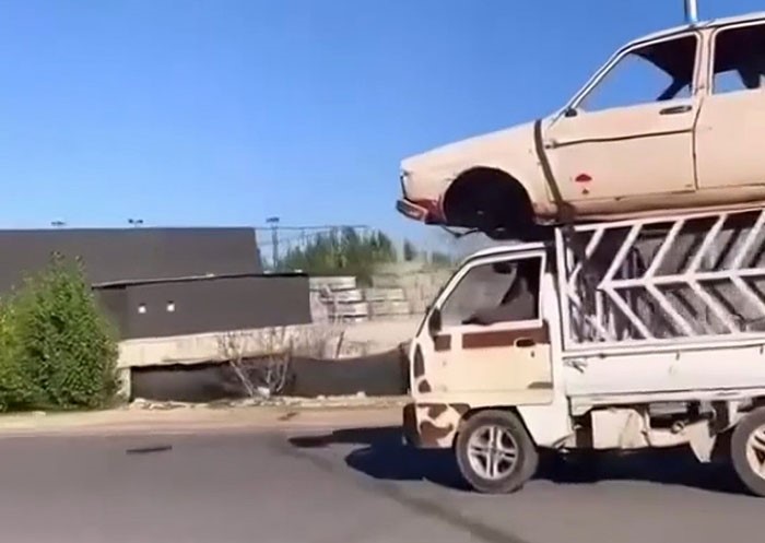 Şanlıurfa’da şaşırtan görüntü: Kamyonet üzerinde araba taşıdılar
