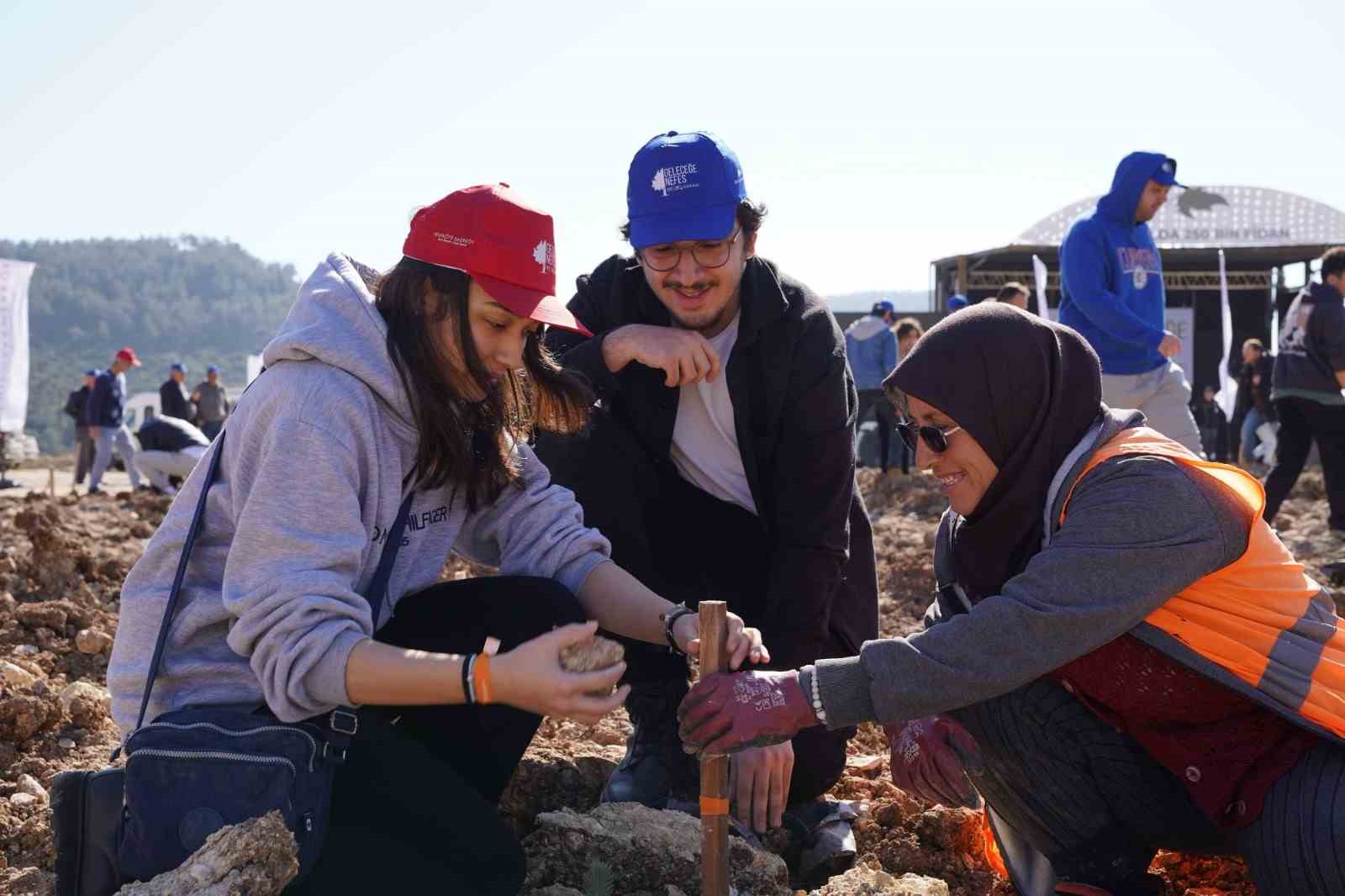 İTÜ’lü öğrenciler, YK Enerji’nin Milas’taki eski maden sahasına ‘250. Yıl Hatıra Ormanı’ için fidan dikti
