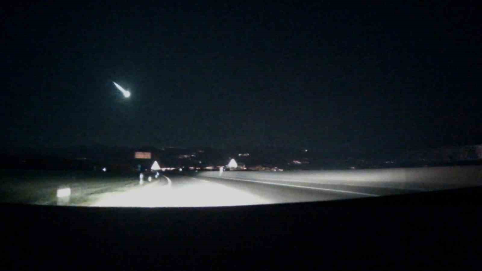 İzmir’de gökyüzünde heyecan uyandıran görüntü: Meteor düştü iddiası
