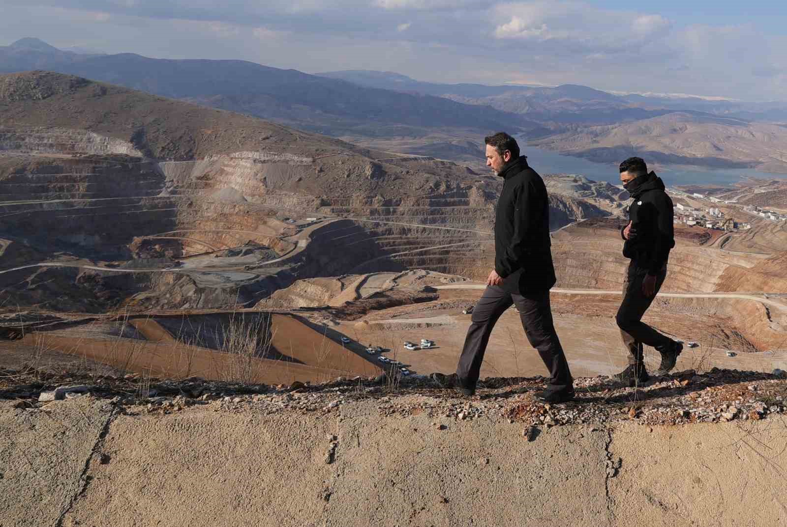 Bakan Bayraktar, maden sahasını toprak altında kalan madencilerin yakınlarıyla inceledi
