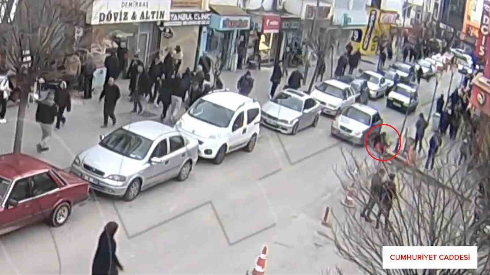Kırıkkale’de kaza görüntüleri kamerada: Otomobil anne ve çocuğa böyle çarptı
