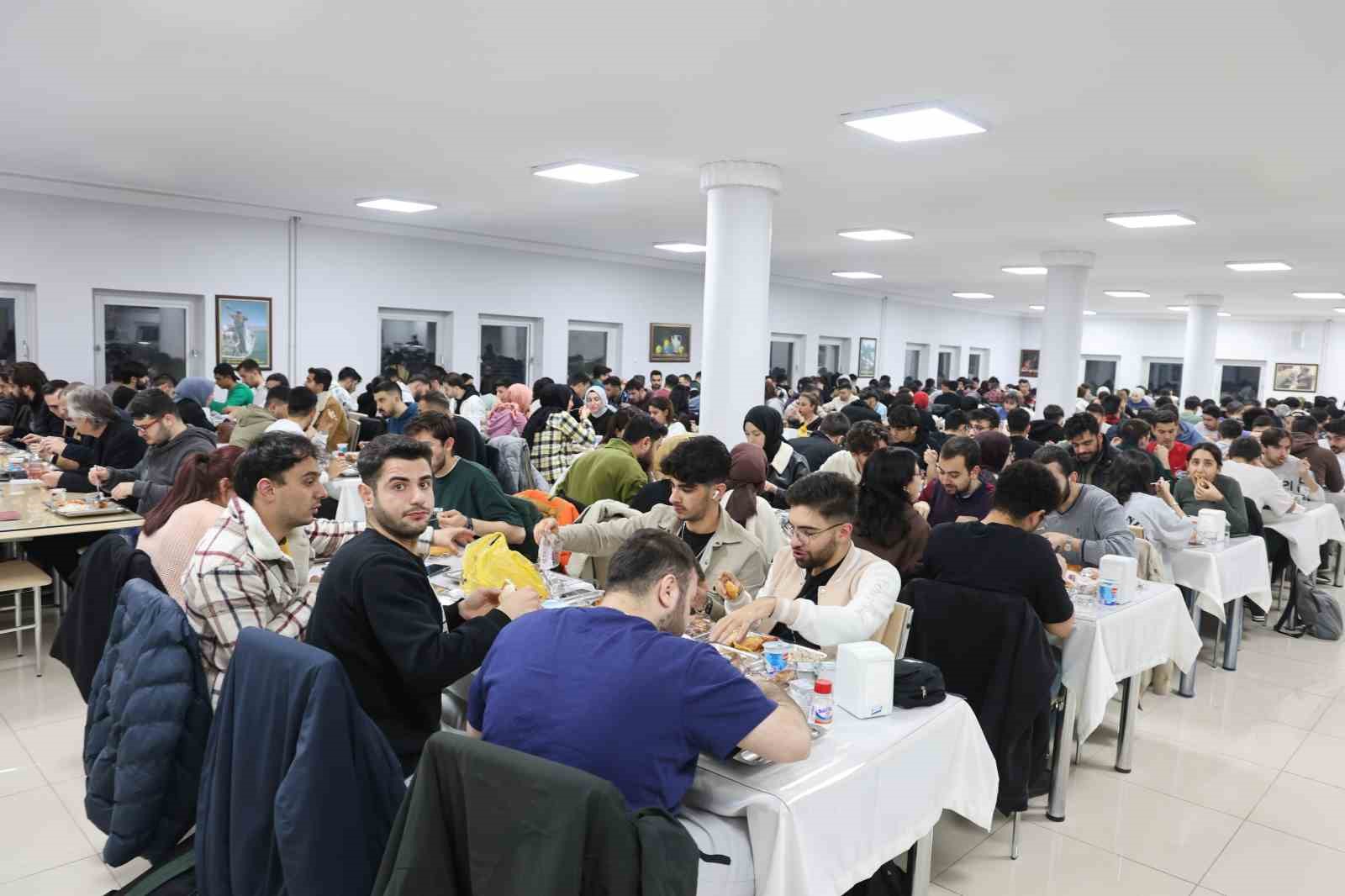 Elazığ’da üniversite öğrencilerine ücretsiz iftar veriliyor
?v=1
