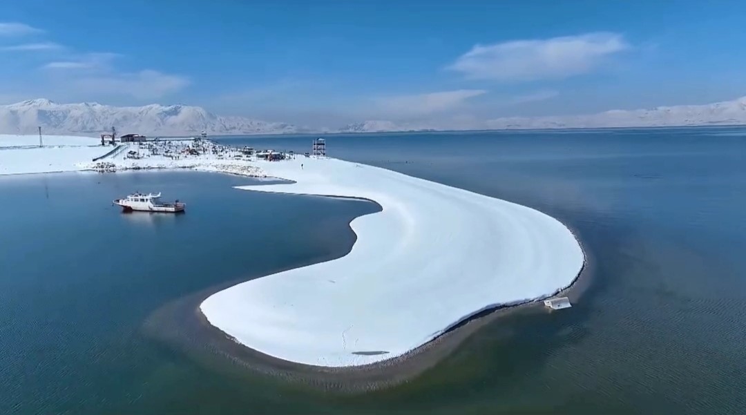 Van’da karla beyaza bürünen Erçek Gölü sahilinden mest eden görüntüler
