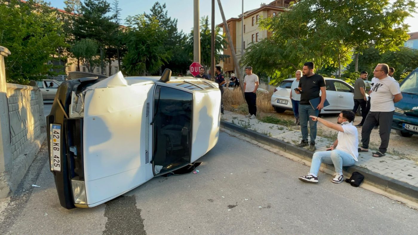 Konya Plakalı Otomobil Kaldırıma Çarpıp Yan Yattı Kazada Sürücünün Burnu Bile Kanamadı