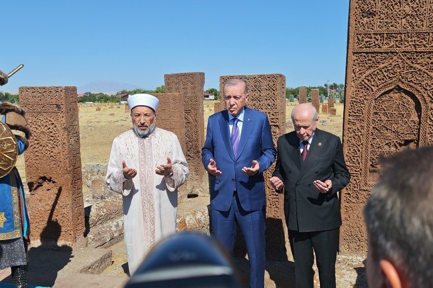 Cumhurbaşkanı Erdoğan Ahlat Selçuklu Kabristanını Ziyaret Etti