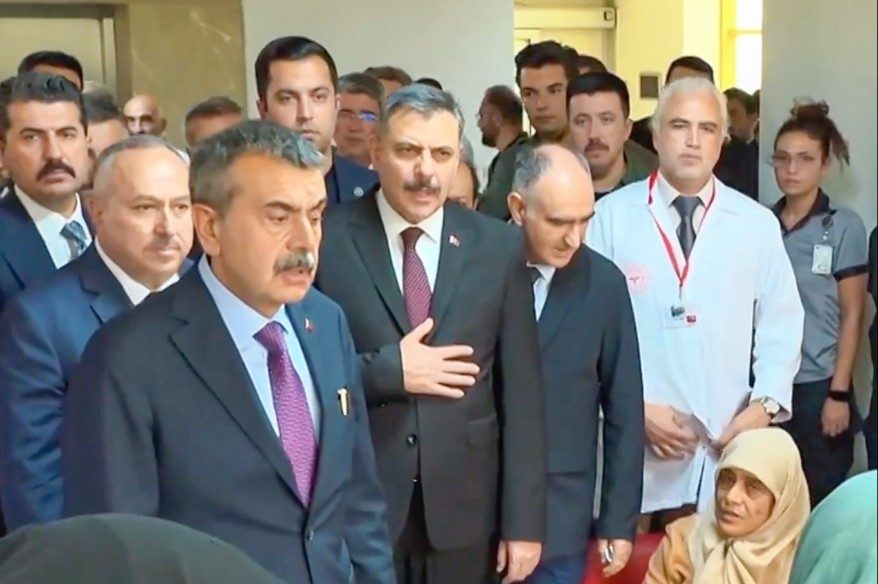 Bakan Tekin ve Bakan Çiftçi Yaralı Öğrencileri Ziyaret Etti